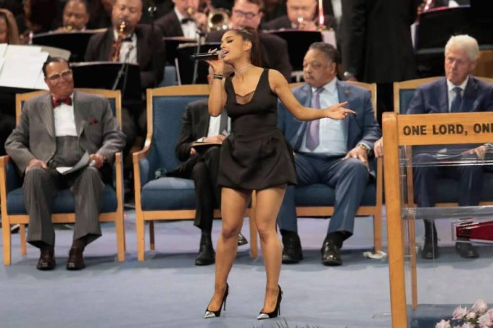 El homenaje a la fallecida cantante Aretha Franklin comenzó en el templo Greater Grace, de Detroit, donde Ariana Grande interpretó 'You Make Me Feel Like) a Natural Woman', la cual fue aplaudida y ovacionada por los asistentes, pero lo que se robó las miradas fue su minivestido negro en el acto solemne, lo cual provocó una serie de críticas en las redes sociales. <br/>