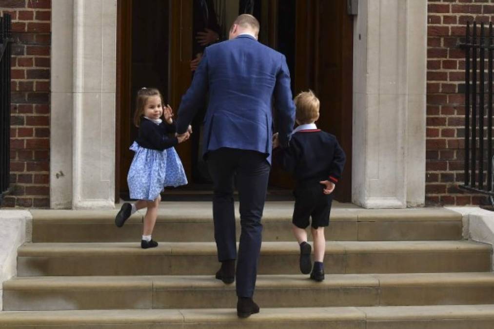 A seis horas del alumbramiento William llevó a Charlotte (i) y George (d) a visitar a su nuevo hermano en el Hospital St Mary en Paddington, Londres.<br/>