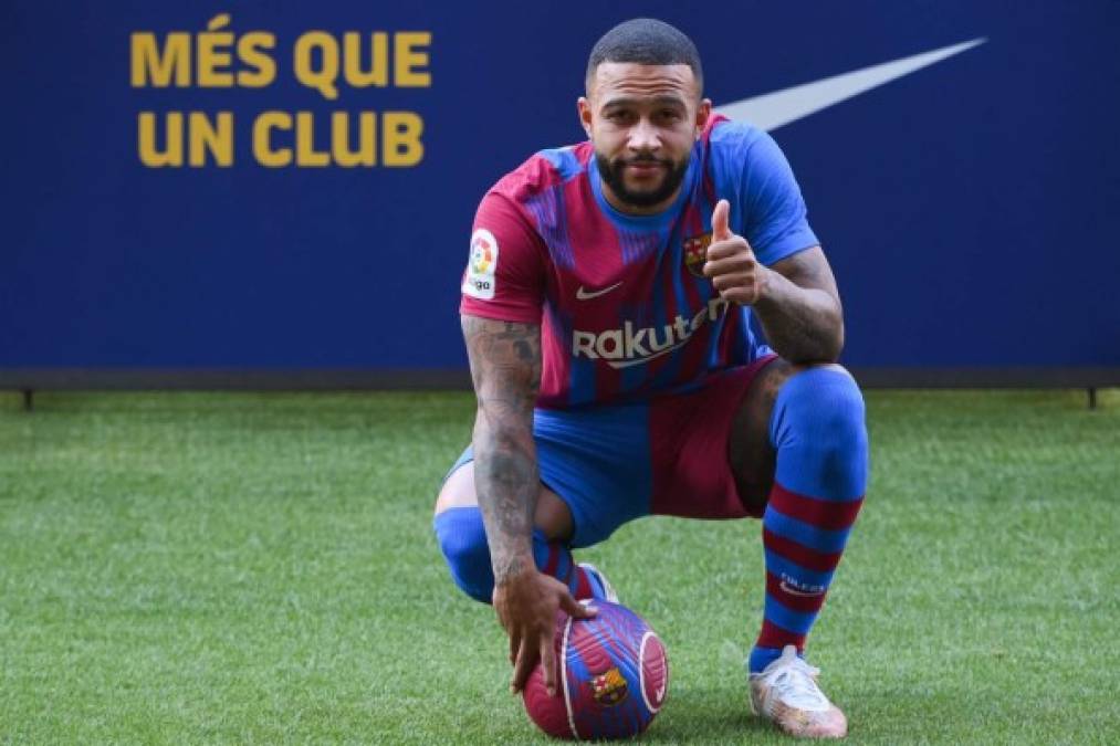 El Barcelona ya presentó a su nuevo crack. Memphis Depay ya luce los colores azulgranas y se mostró muy feliz en su presentación en el Camp Nou. “Es un honor estar aquí. Es un sueño de pequeño que se ha hecho realidad. Fue una larga conversación, pero quería estar aquí. Quiero agradecer al presidente y a toda la junta para hacer que esto saliese adelante. Todo el mundo conoce la importancia del Barça en el mundo, es muy grande y siempre ha tenido un impacto muy fuerte en mí. Espero poder jugar con el estadio lleno, con los aficionados viéndonos. El equipo está preparado para la nueva temporada. Ahora es tiempo de ponernos a trabajar y ganar trofeos. Quiero agradecer también al entrenador, me quería y me dio confianza desde que era seleccionador. Creo que puedo darle mucho a este club. Es un sueño hecho realidad, quiero agradecerle a Dios”, aseguró el delantero holandés.