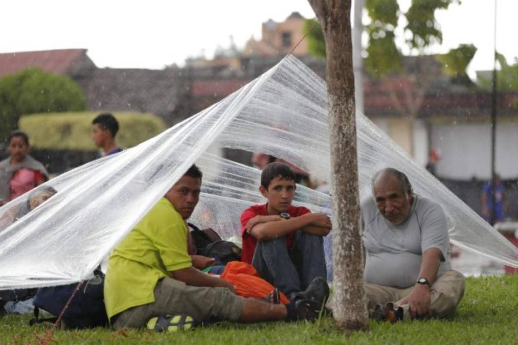 El descanso 'es una muy buena decisión porque hemos caminado bastante y los niños también. Ellos sí tienen problemas, los grandes aguantamos más', señaló a por su parte el hondureño Sergio Omar Ramírez, de 19 años.