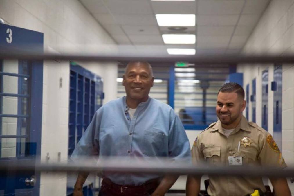 O.J. Simpson saldrá de prisión en octubre tras recibir este jueves el beneficio de libertad condicional, cumplidos nueve de 33 años de una sentencia por robo y secuestro.<br/><br/><br/>