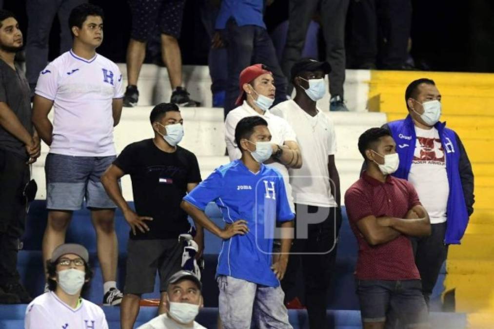 Los rostros serios y desencajados de los aficionados hondureños por la dolorosa derrota ante Estados Unidos.