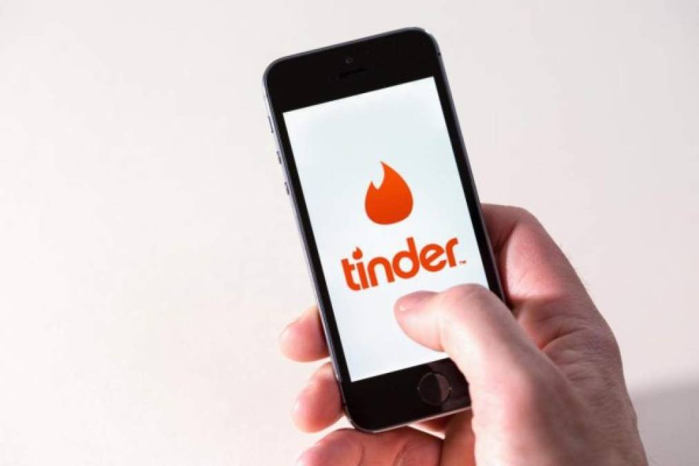 TINDER<br/>Esta lista no esataría completa sin Tinder, una de las aplicaciones más conocidas para buscar pareja. Muy popular entre los jóvenes, pero cualquiera puede utilizarla y hallar a ese alguien especial y que quizá se encuentre a solo un clic de distancia. <br/>