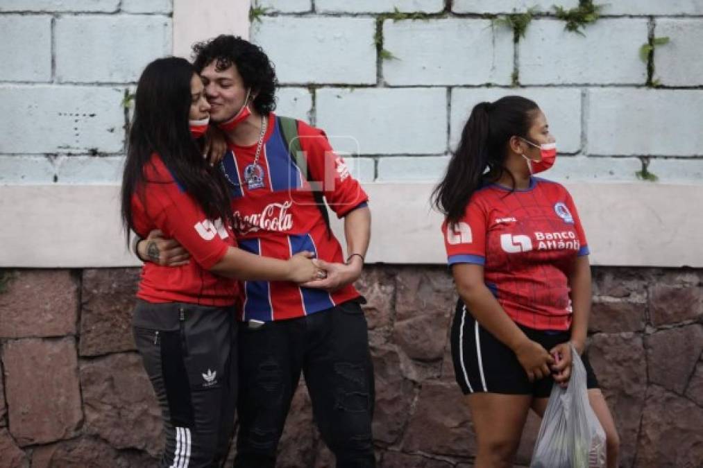 Una pareja de seguidores del Olimpia dándose cariñitos previo al clásico.