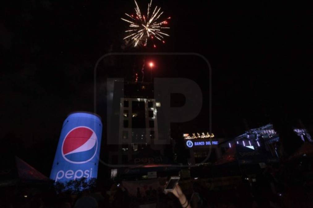 Para dar la bienvenida a las festividades navideñas, Banco del País realizó anoche su tradicional show de luces.