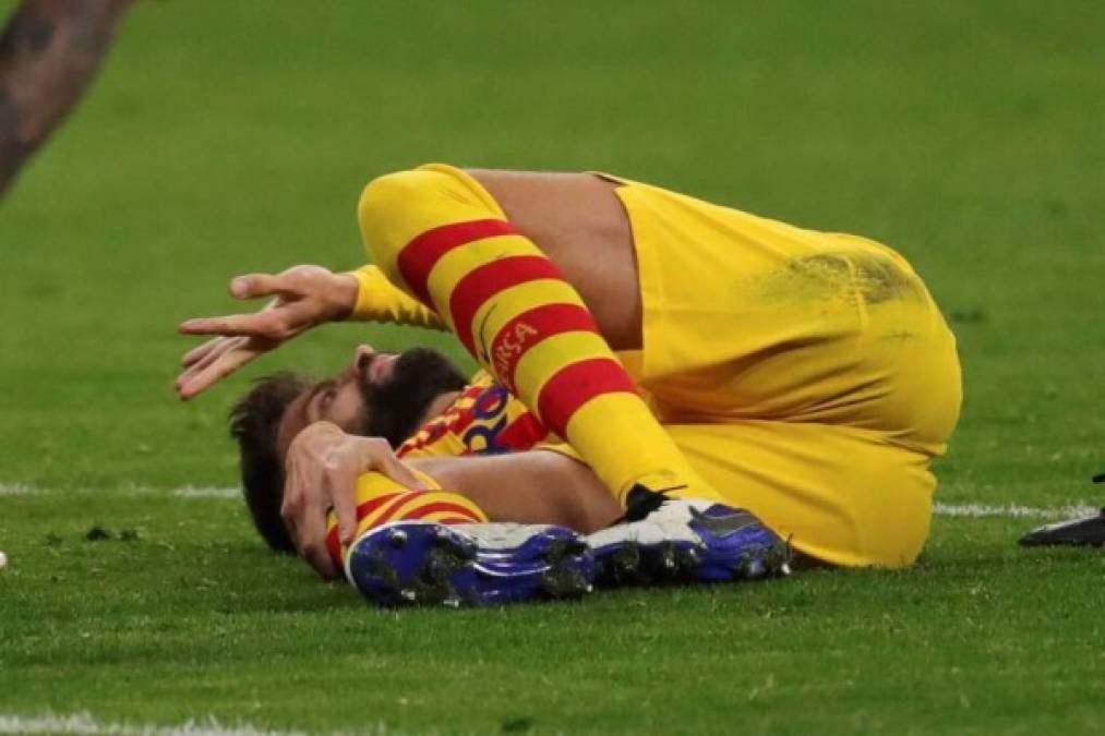 Las malas noticias en el Barcelona no paran ya que Piqué salió lesionado en el minuto 61 después de un golpe en la rodilla derecha