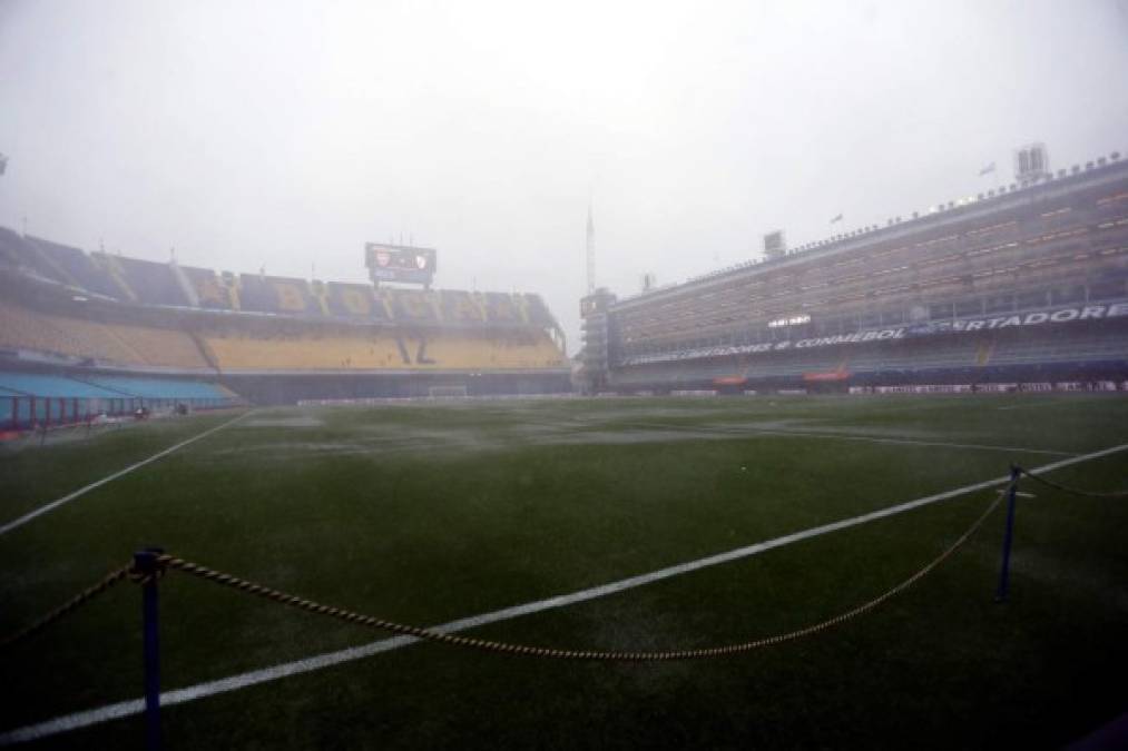 Varios sectores de La Bombonera han quedado anegados y eso impide el buen desempeño de los futbolistas de Boca Juniors y River Plate a la hora que se desarrolle el encuentro deportivo.