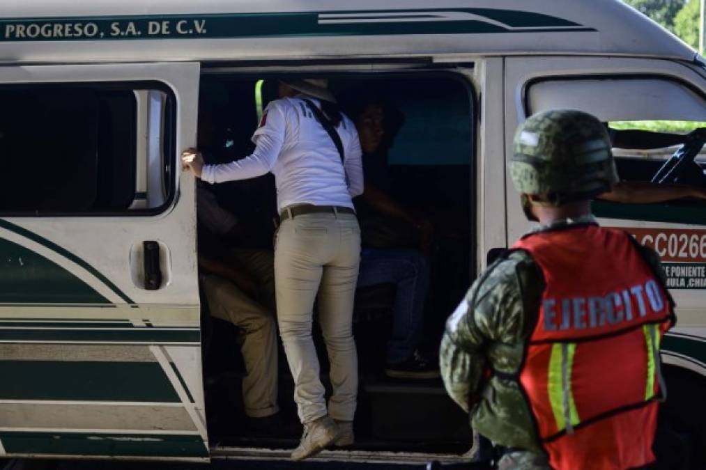 Guardias fronterizos revisan minibuses y taxis y verifican la identidad de los pasajeros bajo la mirada de policías federales.