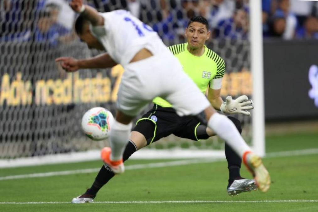 Michaell Chirinos avisó en los primeros minutos con este zurdazo que salió elevado de la portería salvadoreña.