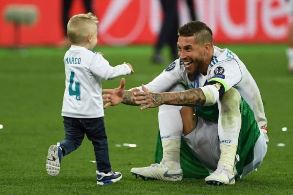 Sergio Ramos jugando con su hijo Marco. Foto AFP