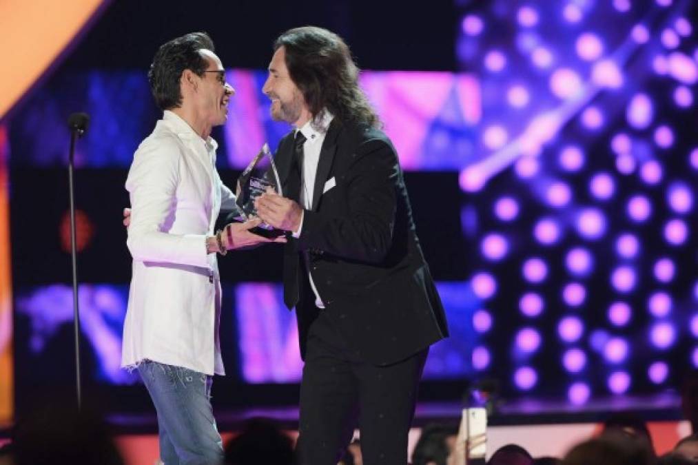 Marc Anthony entregó el premio por su trayectoria a Marco Antonio Solis.