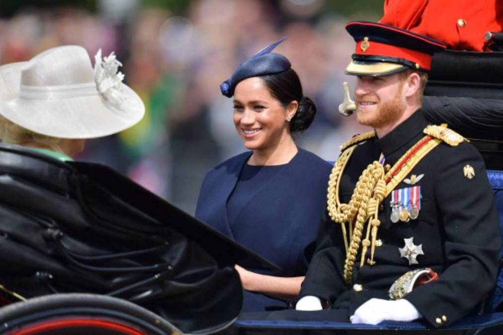 La duquesa de Sussex se mostró muy sonriente saludando a la multitud, conversó muy animada con sus suegros y otros miembros de la realeza.