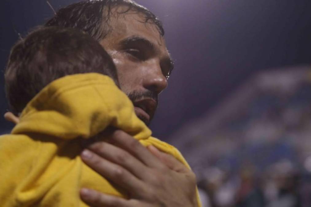 Nicolás Cardozo, jugador del Real España, auxilia a un niño.