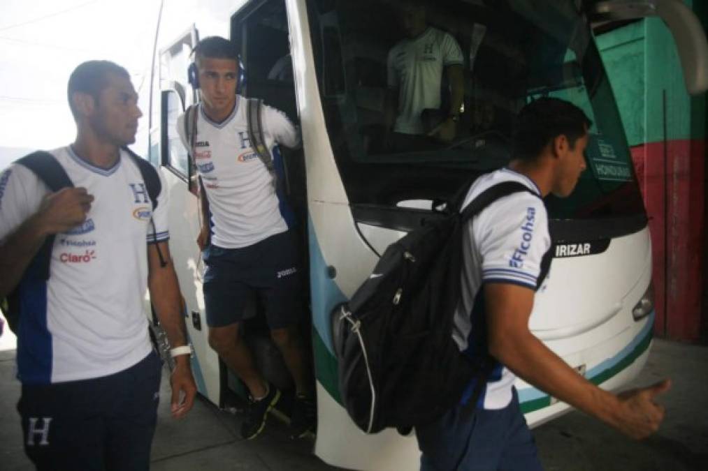 La plantilla de la Bicolor al momento que arribó al Olímpico.