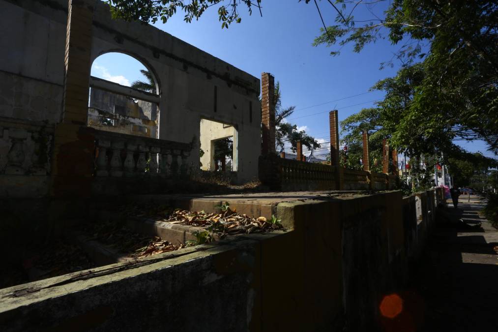 Por la zona transitan estudiantes y personas que acuden a eventos culturales en ese distrito donde se construyó la Plaza Las Banderas, el anfiteatro y se restauró la antigua escuela José Cecilio del Valle donde también funcionó el museo de la Naturaleza.