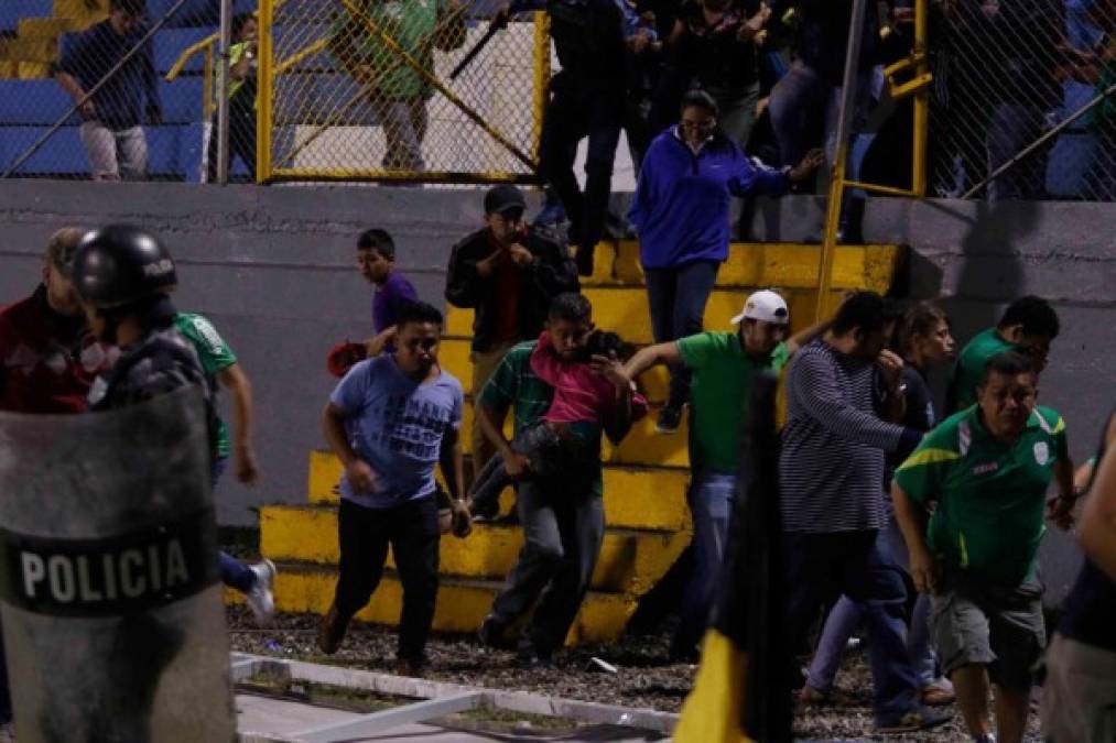 Los disturbios iniciaron al minuto 76 del segundo tiempo, en un contragolpe del Real España, el árbitro sancionó penalti una jugada en el área del Marathón, cuyos jugadores le reclamaron airadamente. Mientras tanto, los ánimos se caldeaban en la grada sur del estadio, donde enardecidos aficionados del Marathón que sacudían un portón superaron este obstáculo y se metieron en la cancha.<br/>