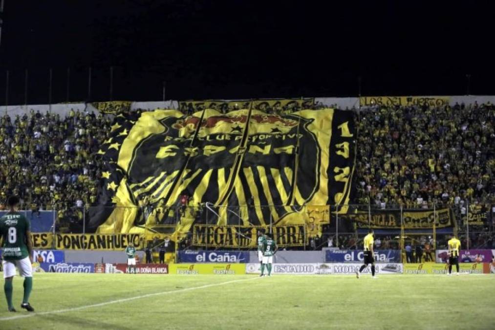 Una enorme manta del escudo del Real España en la parte de la gradería de sol del estadio Morazán.