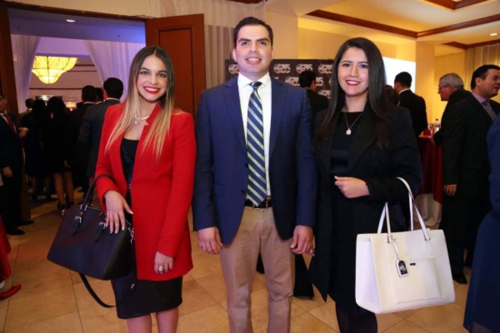 Carolina Durón, Julio Flores y Rita Puerto.