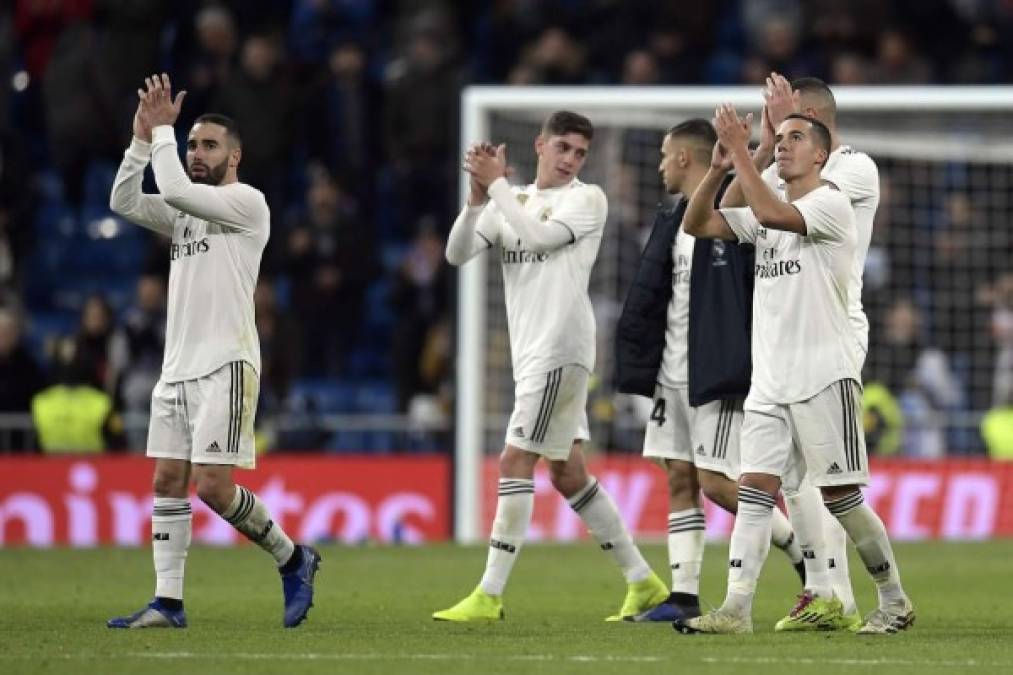 Los jugadores del Real Madrid celebrando y agradeciendo a los aficionados el apoyo.