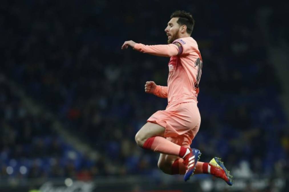 El gran salto de Messi para festejar su golazo, el 0-1 del Barcelona.