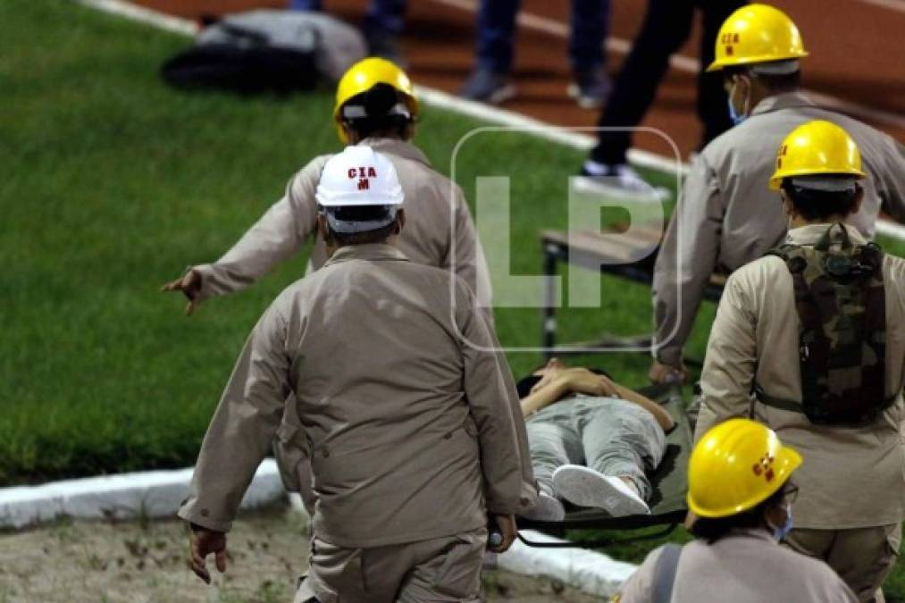 Una mujer salió del estadio Olímpico en camilla, auxiliada por el cuerpo de bomberos.