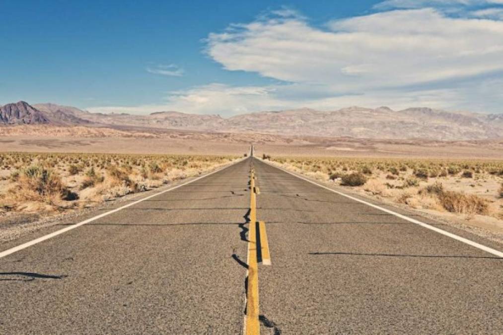 VALLE DE LA MUERTE, ESTADOS UNIDOS.<br/>No muy lejos de la ciudad mexicana de Mexicali se encuentra el desierto de Mojave, entre California y Arizona, lugar en el que se encuentra el Valle de la Muerte, uno de los lugares más secos y calientes de Norteamérica, en donde las temperaturas saltan hasta los 48°C y del que hasta las piedras parecen querer huir del calor, a juzgar por las marcas de movimiento que dejan sobre la arena del desierto.