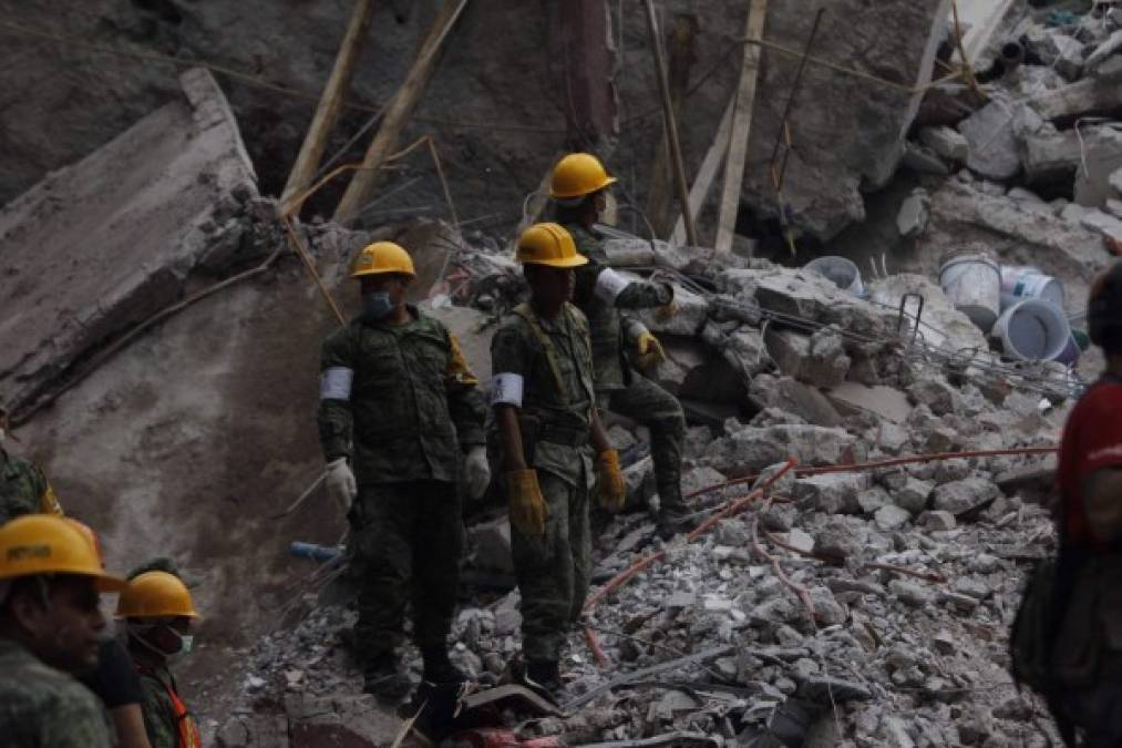 Los Equipos de rescate trabajan entre los escombros de los edificios colapsados en Ciudad de México.