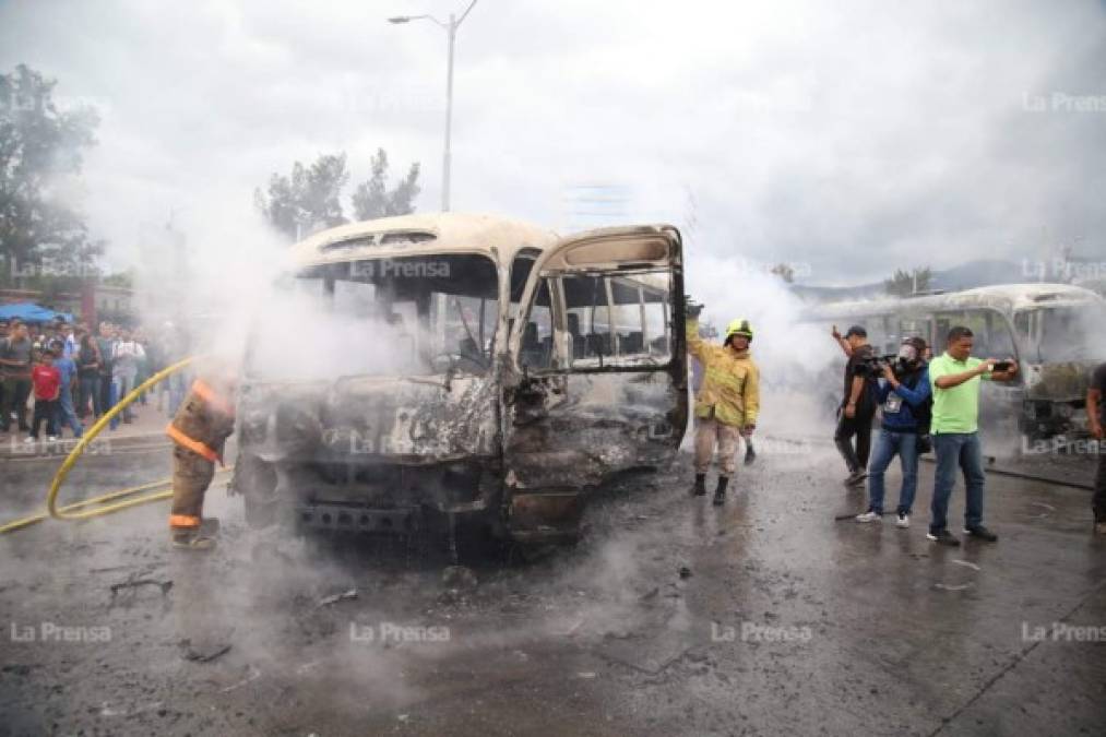 Jóvenes encapuchados que manifestaron ser estudiantes de la Universidad Nacional Autónoma de Honduras (Unah) en Tegucigalpa, de movimientos independientes, quemaron tres buses esta tarde.
