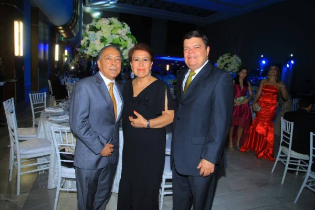 Esteban y Sonia Callejas y Senén Villanueva.