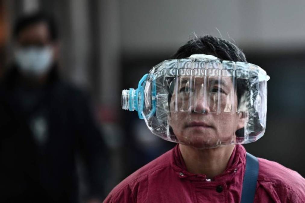 La escasez de mascarillas y trajes protectores en China en plena epidemia por el coronavirus ha obligado a miles de personas a usar su creatividad para protegerse del letal virus que deja unos 2,000 muertos y más de 70,000 infectados en el país asiático.