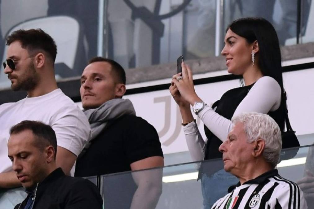 Georgina Rodríguez, novia de Cristiano Ronaldo, llamó la atención en el palco VIP del Allianz Stadium con su belleza y estuvo celebrando el título de su pareja.