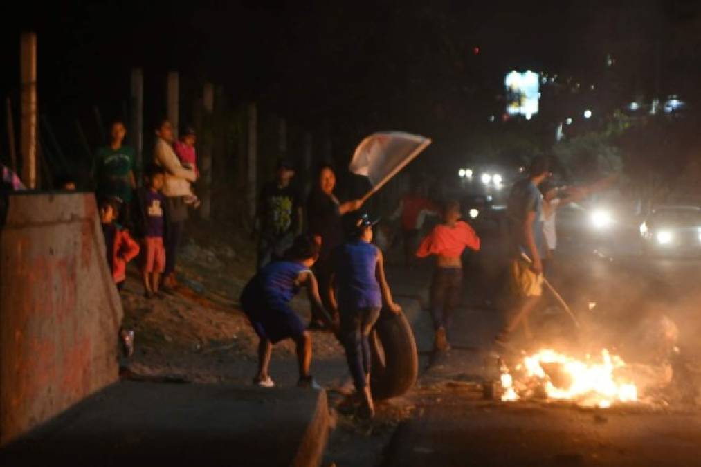 Las protestas también se han replicado en otras ciudades del centro, norte, occidente, oriente y sur del país, como parte del paro nacional al que convocó el sábado el coordinador general de la Alianza de Oposición, el expresidente hondureño Manuel Zelaya.