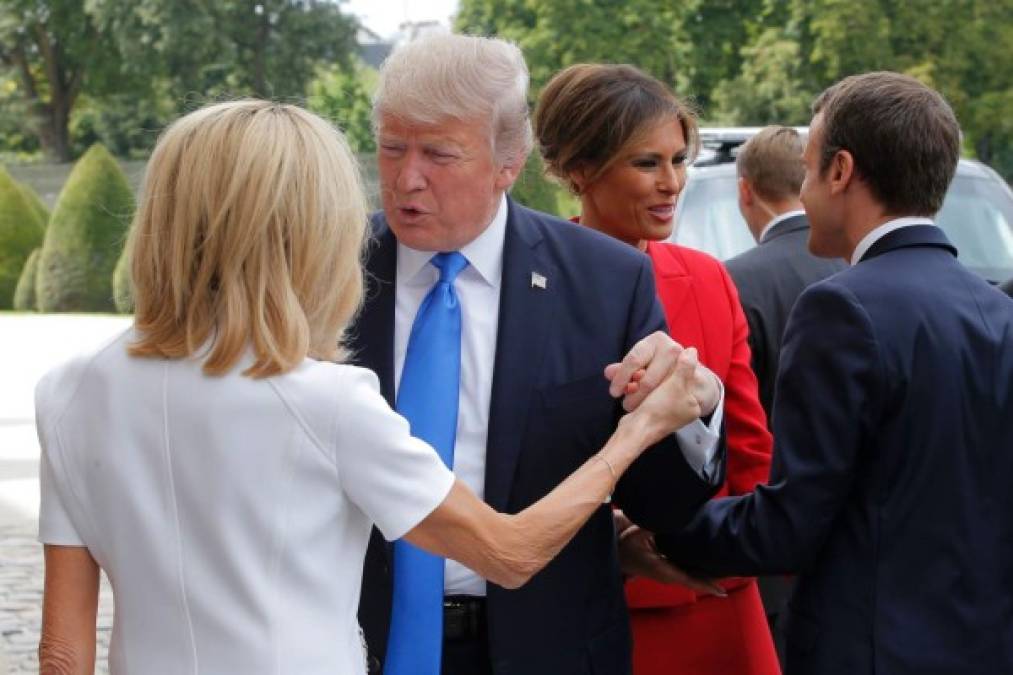 Trump y Brigitte Macron protagonizaron un incómodo saludo en la entrada del palacio en París.