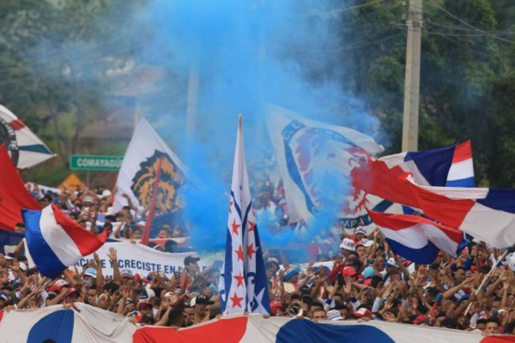 La Ultra Fiel, barra del Olimpia, armó su fiesta previo al inicio del partido.