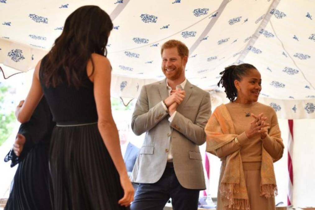 El príncipe Harry y su madre, Doria Ragland miraron con orgullo el logró de Meghan, quien se involucró en el proyecto desde principios de este año.<br/>