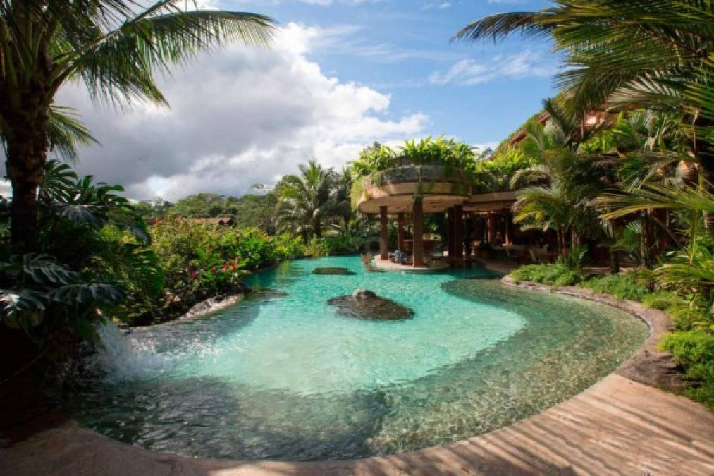2. Dos hoteles de Costa Rica fueron seleccionados por los viajeros de TripAdvisor entre los mejores 25 del mundo debido a la calidad del servicio y de sus instalaciones.<br/><br/>En segundo lugar fue elegido el Tulemar Bungalows & Villas, en Manuel Antonio, Costa Rica.