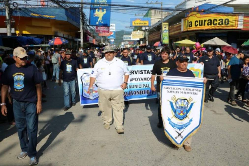 El desfile de integrantes de la Asociación de Reservistas Navales de Honduras previo al carnaval de El Progreso, ciudad fundada el 19 de octubre de 1892.