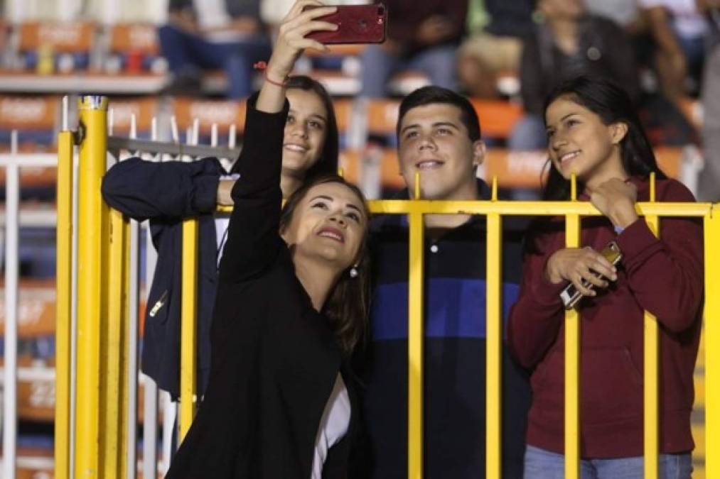 La periodista de Televicentro, Isabel Zambrano, posando con unos fans en el estadio Nacional durante el Olimpia-Juticalpa FC.