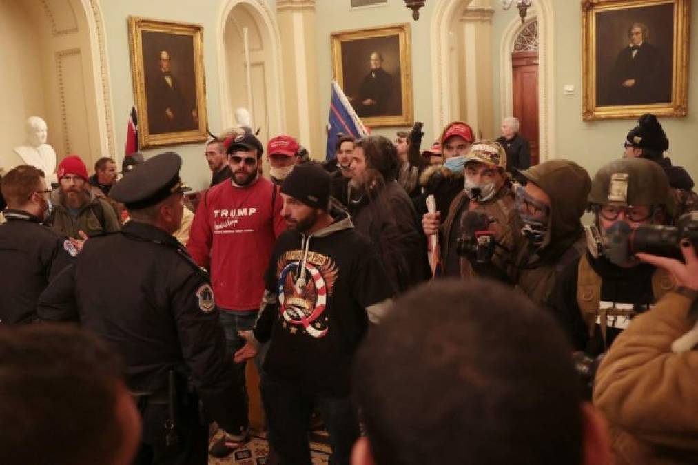 Decenas de los manifestantes aprovecharon las estructuras desplegadas para la toma de posesión del presidente electo, el demócrata Joe Biden, para escalar e ingresar al edificio principal del Congreso.