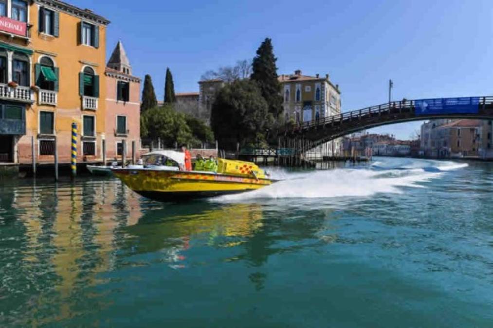 AFECTA EL TURISMO. Los viajes están restringidos para la mayoría de las personas. Solo se permite el movimiento en casos de necesidad, por motivos de salud o laborales. Normalmente, se ven decenas de barcas navegando por los canales de Venecia.