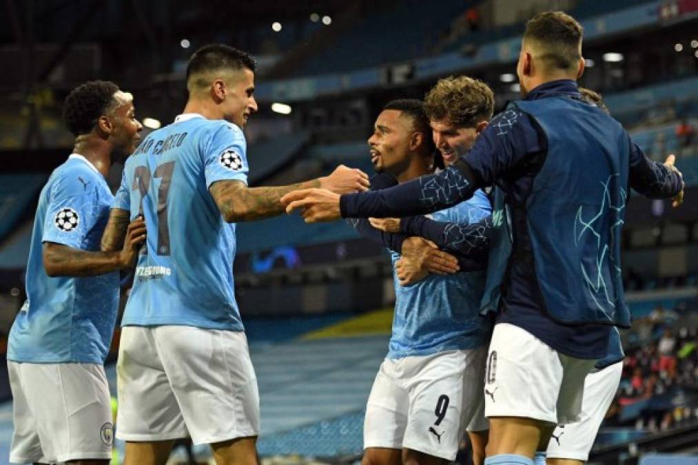 La celebración de los jugadores del Manchester City tras el gol de Gabriel Jesús.