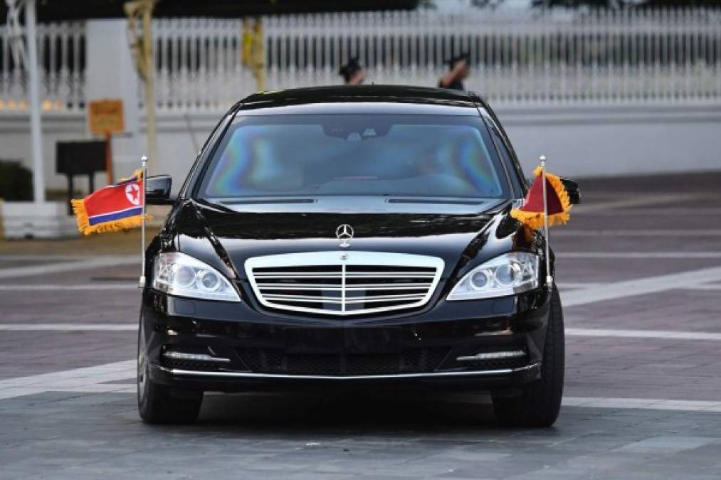 Kim Jong-un también cuenta con una limusina blindada Mercedes Benz que empleó para sus desplazamientos por carretera en Singapur.