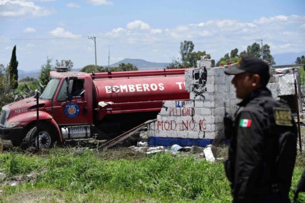 La prensa local detalló que de las 24 personas que perdieron la vida, tres eran bomberos, un policía de Tultepec, ocho civiles, además de un policía y un bombero estatales.AFP