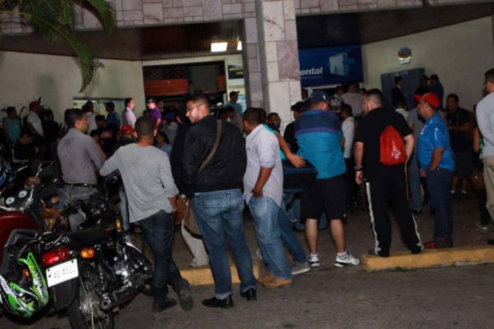 Clientes y empleados del banco de los Rosenthal en Tegucigalpa hacen fila ante el anuncio de la 'liquidación forzosa' del Banco Continental.