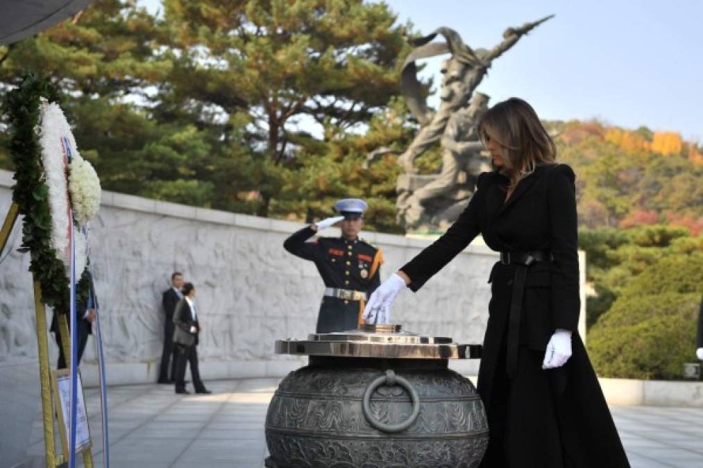 La primera dama también lució un abrigo con cinturón negro para su compromiso final en Seúl, quemando incienso en el cementerio nacional de Corea del Sur.