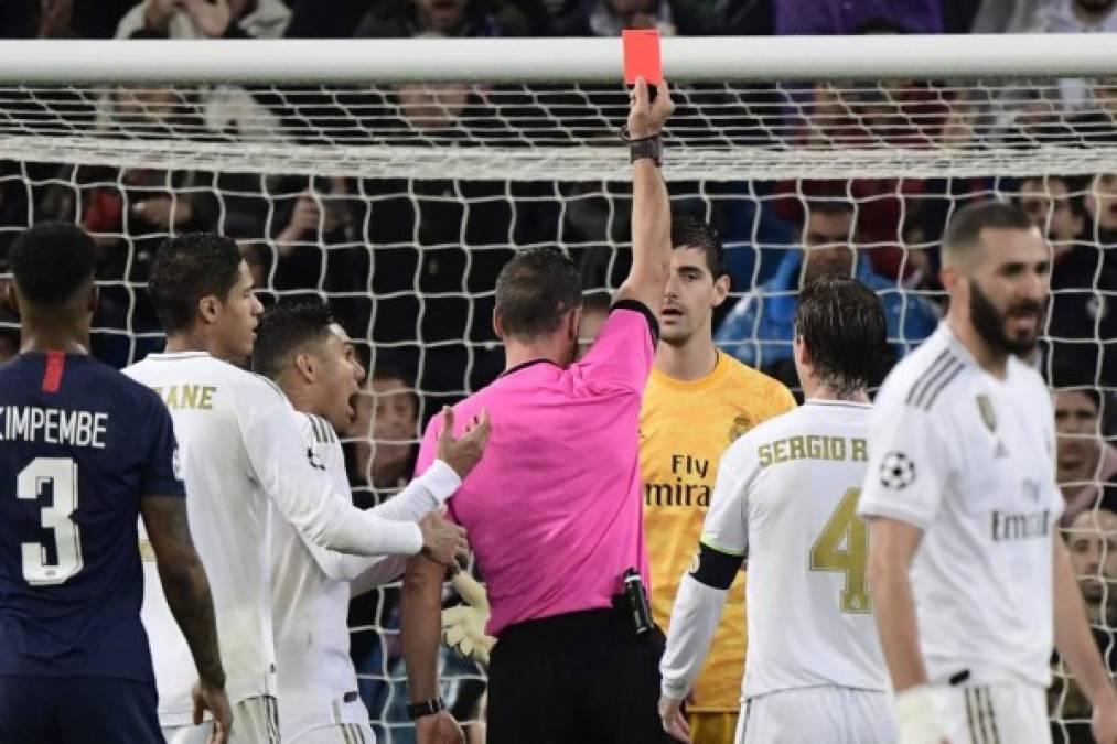 Una de las polémicas del partido fue cuando el árbitro central había sancionado un penal a favor del PSG y además expulsó a Courtois. Posteriormente revisó la acción con el VAR y cambio de opinión, no se dio la pena máxima para el cuadro galo y el portero belga siguió jugando.