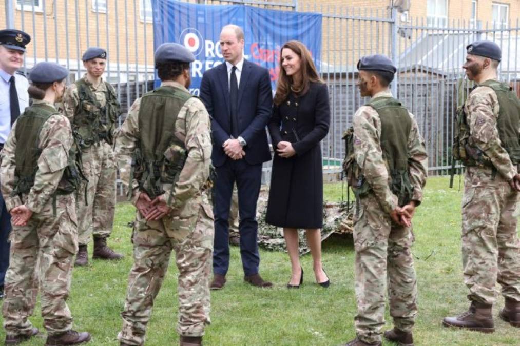 El príncipe William y su esposa Kate, vestidos de negro guardando luto aún por el duque de Edimburgo, rindieron tributo al abuelo del heredero al trono britiánico visitando la Academia Aérea de Cadetes (East Ham).