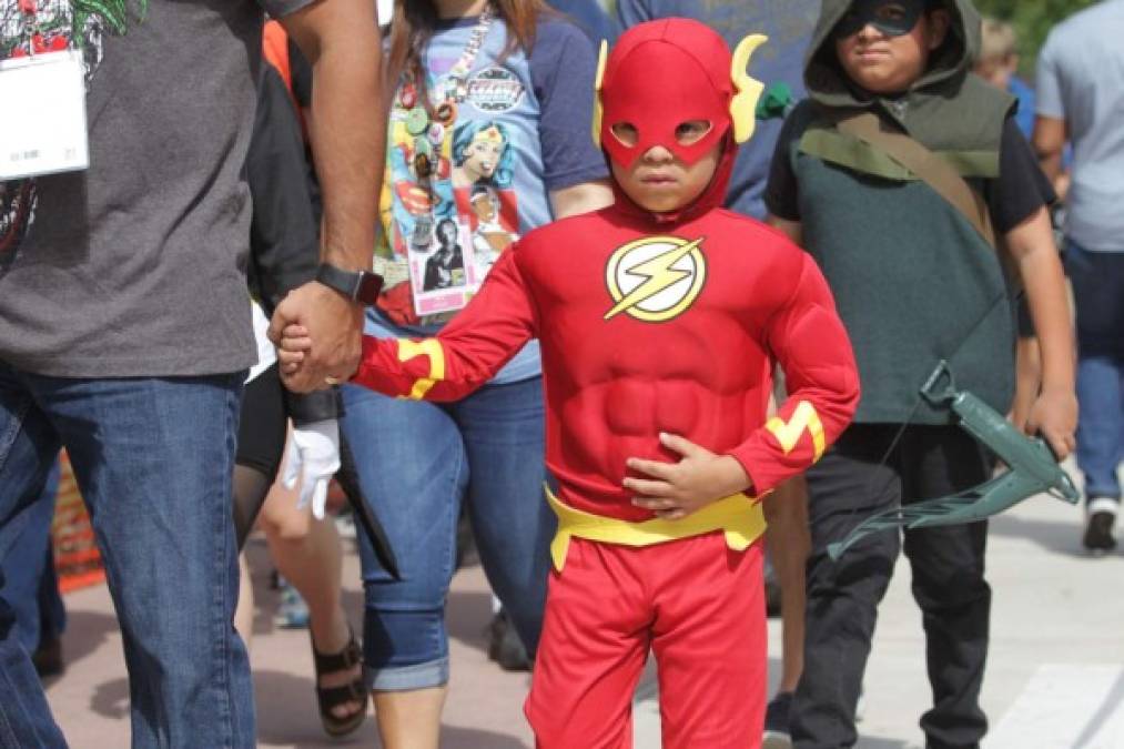 Este pequeño Flash es sin duda el niño vivo más rápido del mundo.