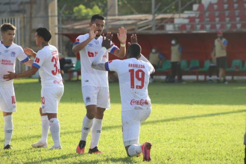 Yustin Arboleda es felicitado tras su gol ante la Real Sociedad. Foto Edgar Witty