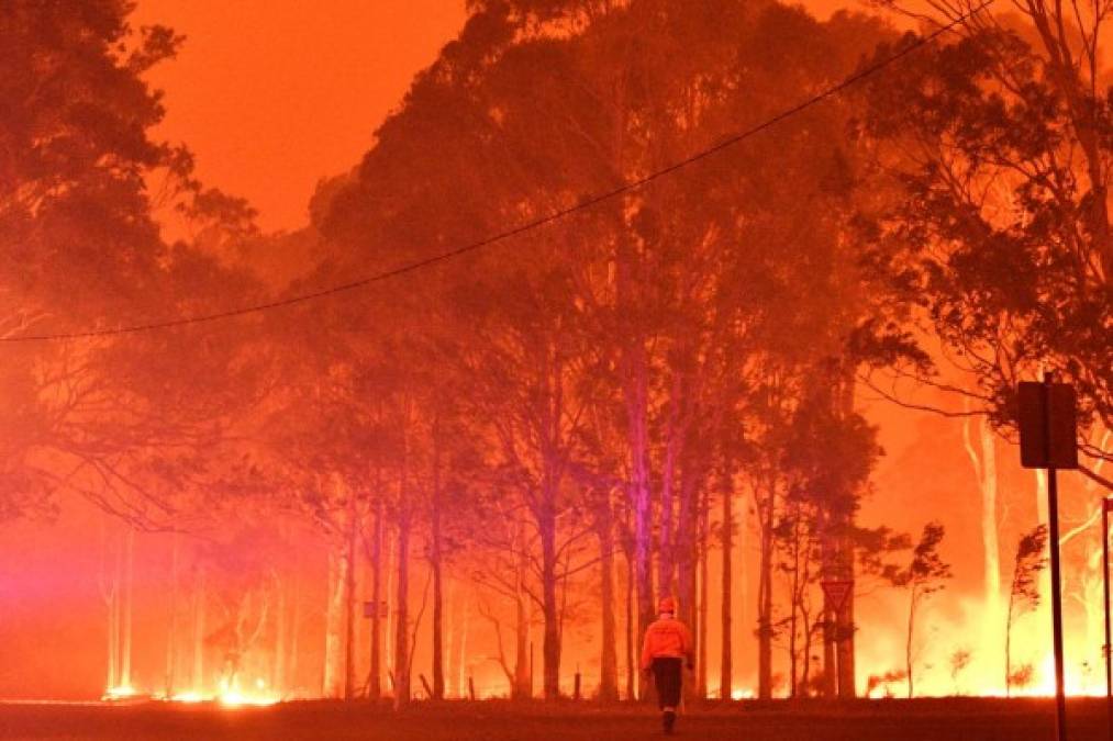 La caída de las lluvias ha dado cierto alivio a los bomberos que intentan mitigar los incendios que arden desde septiembre pasado y han calcinado más de 80.000 kilómetros cuadrados de terreno y matado a unas 29 personas, así como a los agricultores del interior que sufren una de las peores sequías que afecta al país.